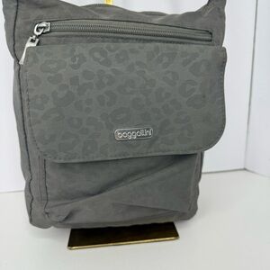 Baggallini Pocket Town Bag Crossbody Bag (Pewter Cheetah)